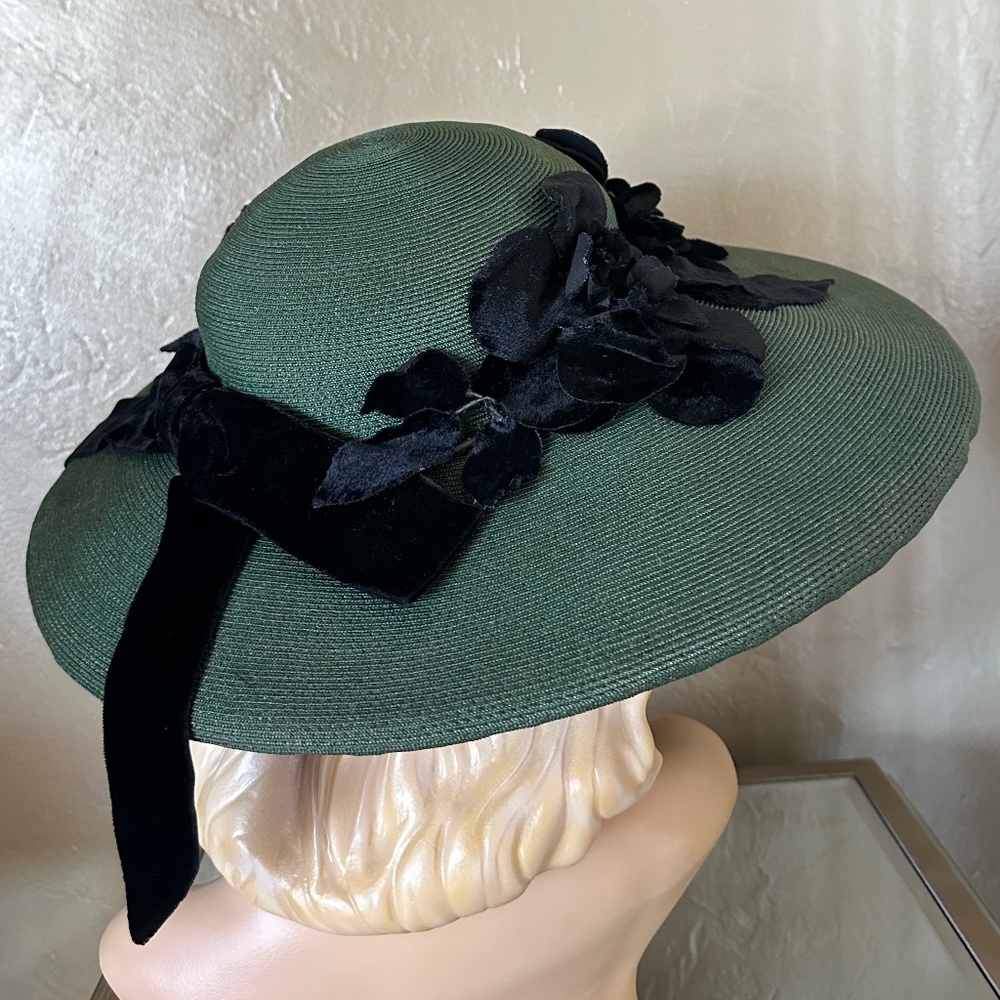 DASHING 1950s' GREEN STRAW WIDE BRIM HAT + BLACK FABRIC/VELOUR FLOWERS & BAND - Picture 7 of 14
